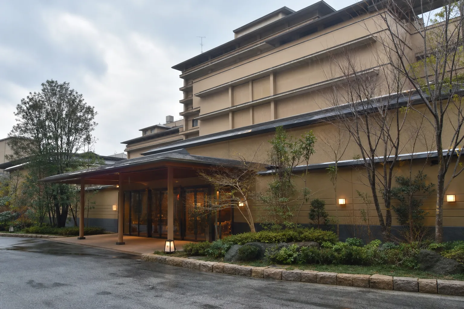 有馬温泉 欽山（有馬温泉）— 金泉・銀泉を楽しめる温泉宿。歩く負担を抑えたい方の有馬の拠点に。詳しく見る