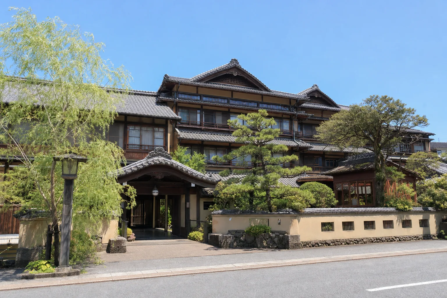 西村屋本館（城崎温泉）— 城崎の老舗旅館。外湯めぐりと合わせ、歩くペースに合わせて滞在できる。詳しく見る